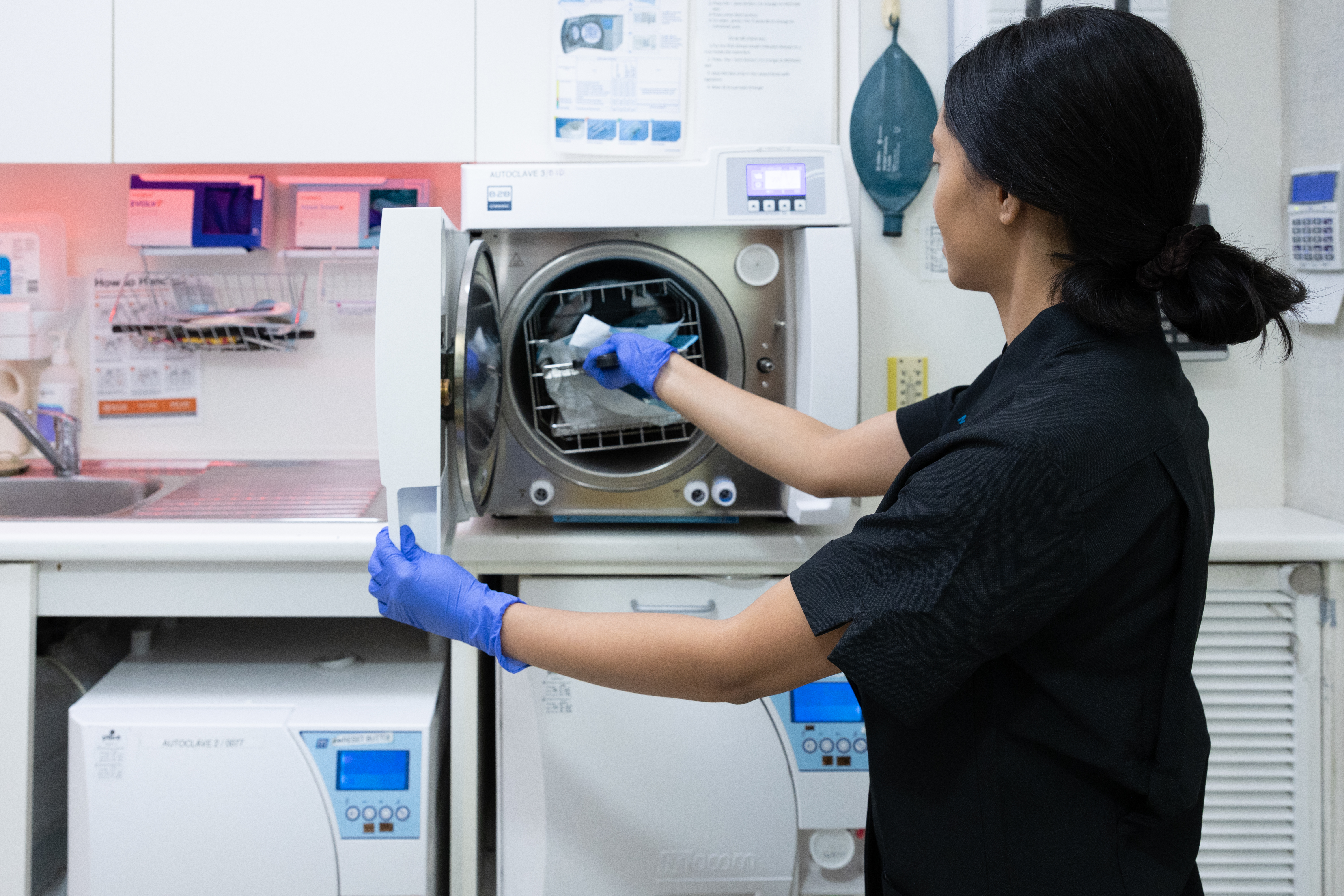 Sterilisation bay with autoclave